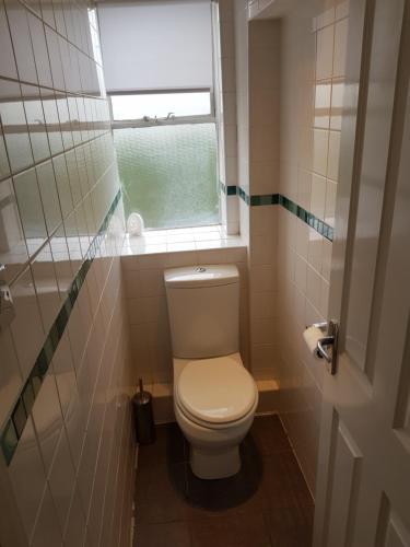 ロンドンにある24 clifton gardens pond field houseのバスルーム(白いトイレ、窓付)
