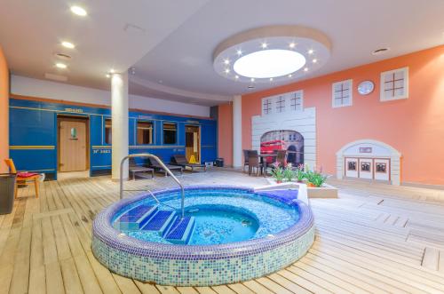 a room with a hot tub in the middle of a room at Hunguest Hotel Aqua Sol in Hajdúszoboszló
