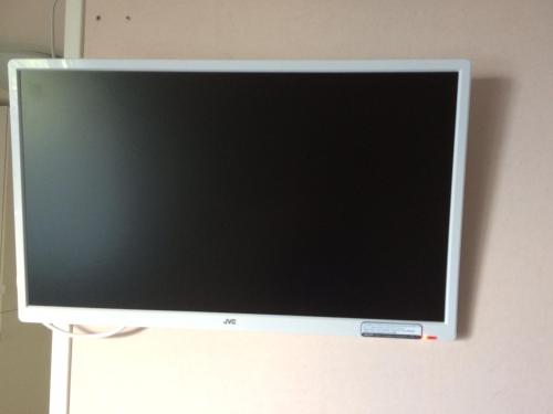 a flat screen tv hanging on a wall at Hotell Paradis in Eksjö