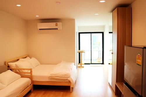 a small room with a bed and a couch at Live like a local in Ekkamai in Bangkok