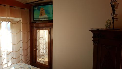 Una televisión o centro de entretenimiento en Scaccia pensieri