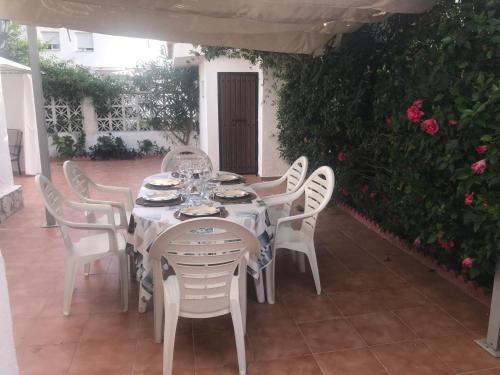 トレ・デ・ベナガルボンにあるEl Hidalgo-El Molinoの白いテーブル(白い椅子付)と白いテーブルクロス