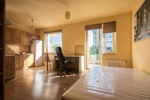 Postel nebo postele na pokoji v ubytování Metro Kabaty Studio