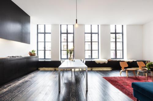 a living room with a table and some chairs at Josie in Ghent