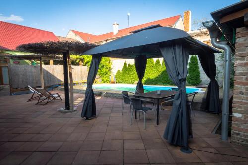 Apartmán u Šmídůの敷地内または近くにあるプール