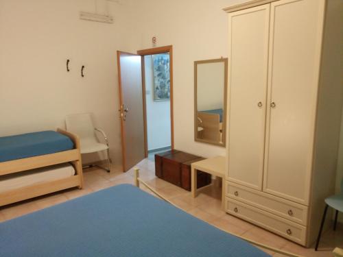 a bedroom with a bed and a dresser and a mirror at B&B Vento di Terra in Gaeta