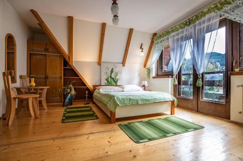 Кровать или кровати в номере Oleksandra Protsenko "Oleńka" Willa Asieńka