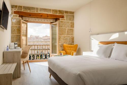 una camera con letto e vista sulla città di Salamanca Luxury Plaza a Salamanca