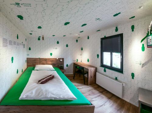 um quarto com uma cama e uma secretária num quarto em BRATWURSThotel em Georgensgmünd