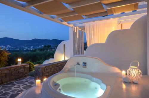 Glinado NaxosにあるNaxos Villa Bella Vistaのバスルーム(バスタブ付)が備わるバルコニー