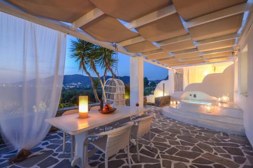 patio con mesa, sillas y vistas en Naxos Villa Bella Vista en Glinado Naxos
