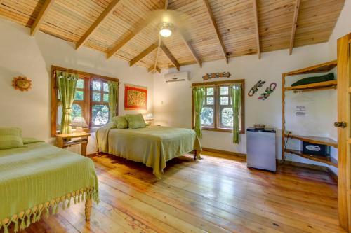 A bed or beds in a room at Hotel Posada Arco Iris