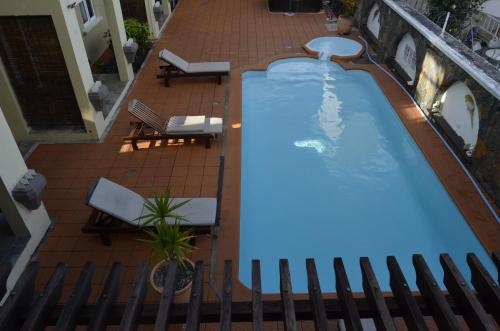 an overhead view of a swimming pool on a balcony at Villa Narmada in Grand Baie