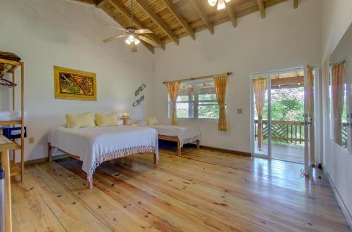 Voodi või voodid majutusasutuse Hotel Posada Las Orquídeas,West End toas