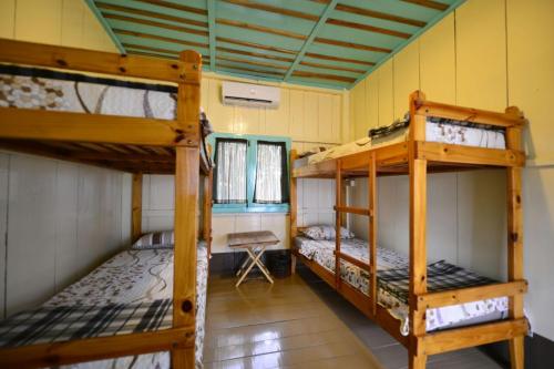 a bedroom with two bunk beds in a room at Encanto Rural in Bella Vista