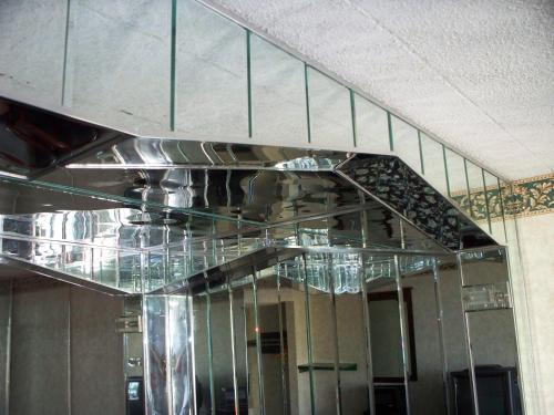 Cette chambre comprend un miroir et un plafond en verre. dans l'établissement Executive Inn Coopersburg, à Coopersburg
