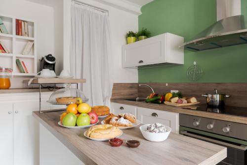 a kitchen with bowls of fruit on a counter at Incanto b&b in Pienza