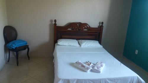 Un dormitorio con una cama con dos cajas. en Casa em Arraial / Monte Alto, en Arraial do Cabo