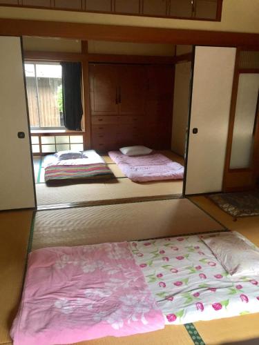 Okiにあるホステル あまおうの鏡付きの客室内の二段ベッド2台