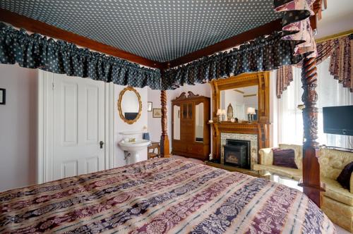 Postel nebo postele na pokoji v ubytování Amethyst Inn