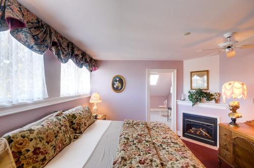 Postel nebo postele na pokoji v ubytování Amethyst Inn