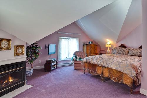 Postel nebo postele na pokoji v ubytování Amethyst Inn
