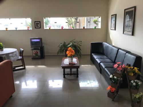 a living room with a couch and a coffee table at Hotel Residencial Itaicy in Iguape