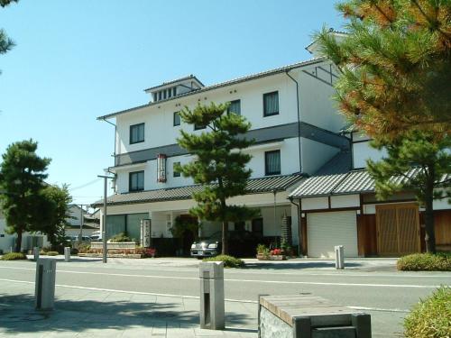 赤穂市にあるHotel Yamachouの通り沿いにある大きな白い建物