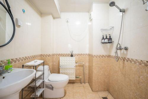 A bathroom at Zhengzhou Jinshui·Provincial Government· Locals Apartment 00161830