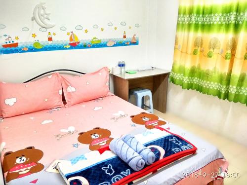H Homestay Sibu - 500Mbps Wifi, Full Astro & Private Parking! في سيبو: غرفة نوم للأطفال مع سرير وبطانية فأر ميكي