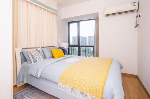 1 dormitorio con cama y ventana grande en Zhengzhou Jinshui·Manhattan Commercial Plaza· Locals Apartment 00163340, en Zhengzhou