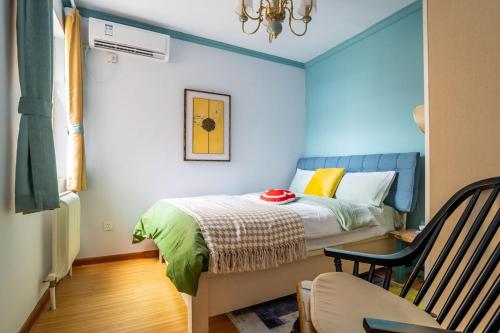 a small bedroom with a bed and a chair at Zhengzhou Erqi·Zhengzhou University Hostpital· Locals Apartment 00168120 in Zhengzhou