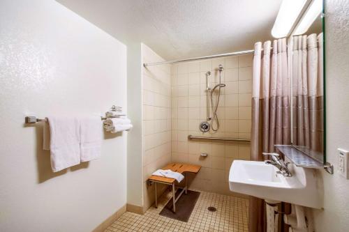 Kylpyhuone majoituspaikassa Motel 6-Youngtown, AZ - Phoenix - Sun City