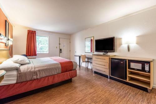 Кровать или кровати в номере Motel 6-Gatlinburg, TN - Smoky Mountains
