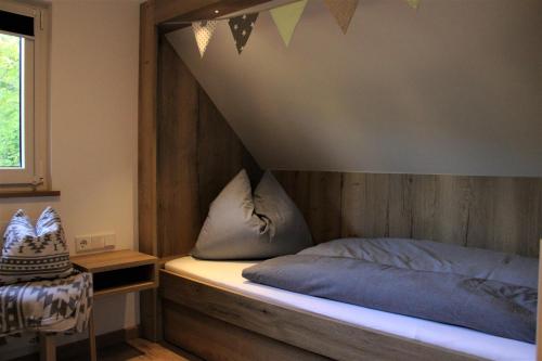 Ένα ή περισσότερα κρεβάτια σε δωμάτιο στο Cormanns Hüttchen
