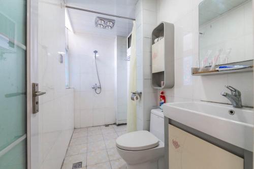 e bagno con servizi igienici, lavandino e doccia. di Zhengzhou Shangjie·Near Wuyun Mountain· Locals Apartment 00144970 a Beixiawo
