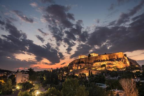 Splash Of Glam I 10 steps from Acropolis