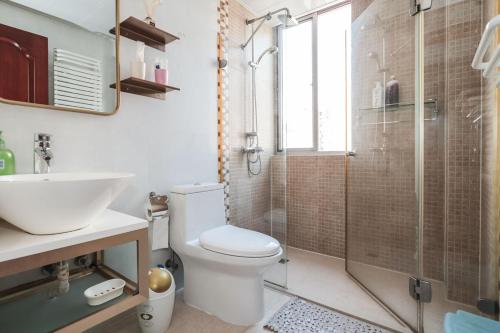 ein Badezimmer mit Toilette, Waschbecken und Dusche in der Unterkunft NanJing GuLou·Lion Bridge· Locals Apartment 00152470 in Nanjing