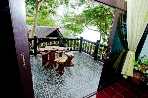 En balkon eller terrasse på Paradise Pearl Bungalows