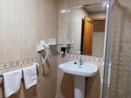 A bathroom at Labella María