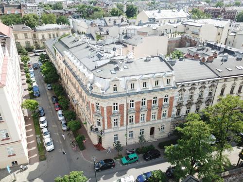 una vista aérea de una calle de la ciudad con edificios en Apartamenty Czapskich, en Cracovia