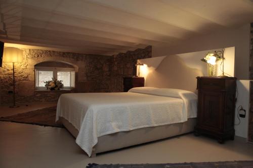 een slaapkamer met een wit bed en een raam bij La Casa Sulla Darsena in Siracusa