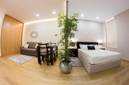 ペーゾ・ダ・レーグアにあるBugalha My Loft Douro 9のベッドルーム1室(ベッド1台、テーブル、ソファ付)