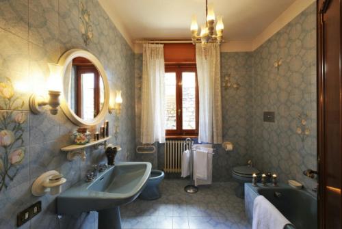 サーラ・コマチーナにあるIsola Vista - Terrazzoのバスルーム(シンク、バスタブ、トイレ付)