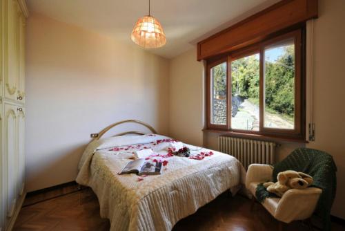 サーラ・コマチーナにあるIsola Vista - Terrazzoのベッドルーム1室(テディベア付きのベッド1台付)