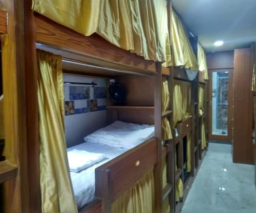 Ahlan Dormitory emeletes ágyai egy szobában