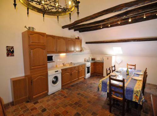 eine Küche mit einem Tisch und einem Esszimmer in der Unterkunft Le Passage in La Charité-sur-Loire