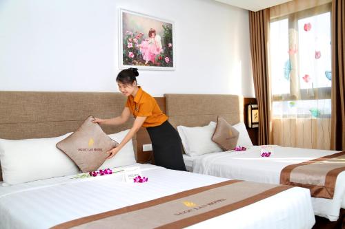 Tempat tidur dalam kamar di Ngọc Lan Hotel