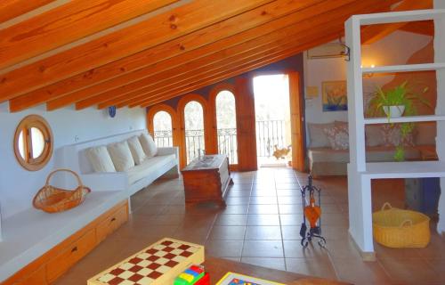 Son Antem في كامبوس: غرفة معيشة بها أريكة وطاولة