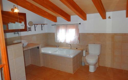 Son Antem في كامبوس: حمام مع حوض استحمام ومرحاض ومغسلة